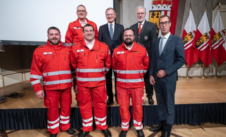 Stefan Hager (3.v.l.) und Sebastian Winter (3.v.r.) wurden feierlich angelobt. (Foto: Peter C. Mayr)