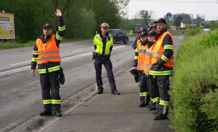 Die Teilnehmer mussten den Verkehr an einer Kreuzung in Andorf regeln. (Foto: BFKDO Schärding)