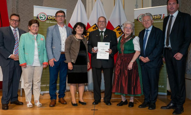 Wilhelm Bernauer (4.v.r.) erhielt das Goldene Ehrenzeichen. (Foto: OÖ Seniorenbund)