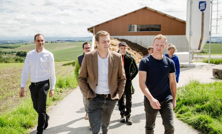 Landesrat Stefan Kaineder (Mitte) beim Lokalaugenschein in Altschwendt (Foto: Land OÖ/Werner Dedl)