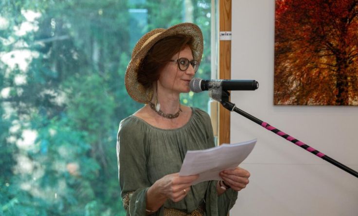 Museumsleiterin Cornelia Schlosser erzählt am 5. Juli Baumgeschichten. (Foto: Rudi Aigner)