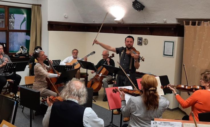 Orchesterleiter Thomas Plewnia (Mitte) bei den Proben für das Konzert in Schärding. (Foto: Privat)