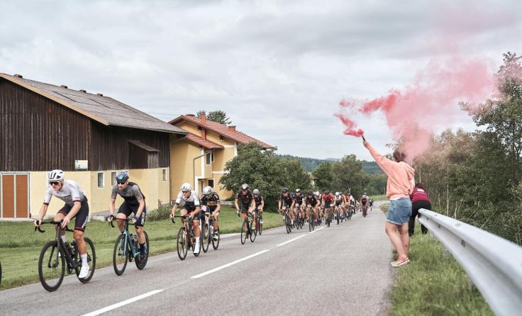 Eine Fanzone sorgt für tolle Stimmung für die Radfahrer. (Foto: Alois Stingl Fotografie)