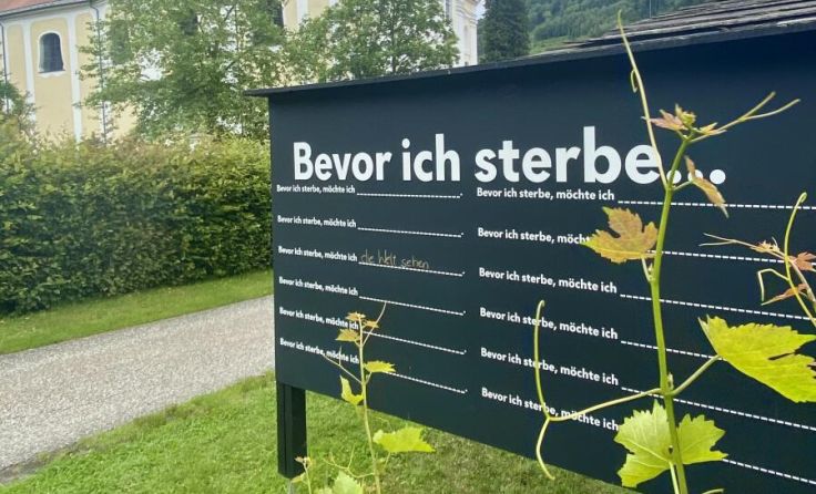 Die Tafel steht derzeit vor dem Stift Engelszell. (Foto: ÖRK Schärding)