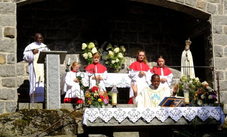 Am Freialtar hielt Pfarrer Leonhard Chinedu Ozougwo die Pilgermesse. (Foto: Pfeil)