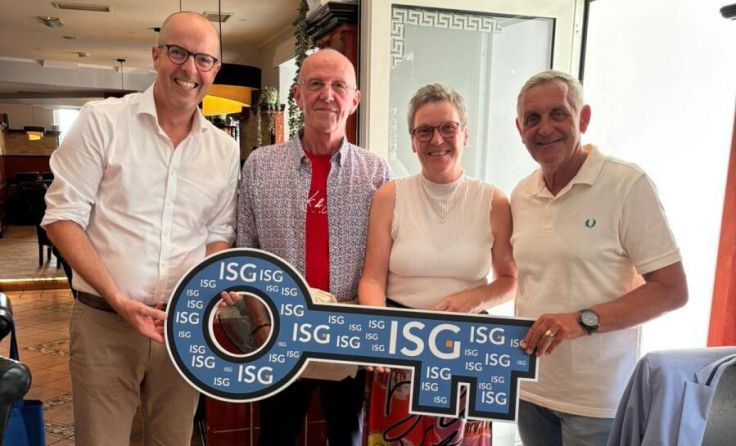 Strahlende Gesichter gab es bei der obligatorischen Schlüsselübergabe. (Foto: ISG)