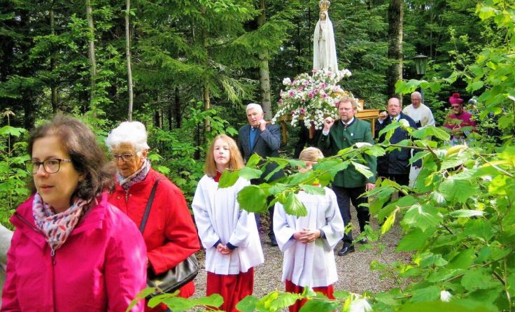 Die Marienstatue wird traditionsgemäß von vier Männern getragen. (Foto: Franz Gruber)
