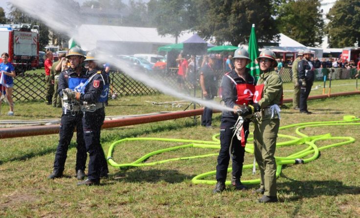 Die Feuerwehrler trotzten beim Bewerb den spätsommerlichen Temperaturen. (Foto: BFKDO Schärding)