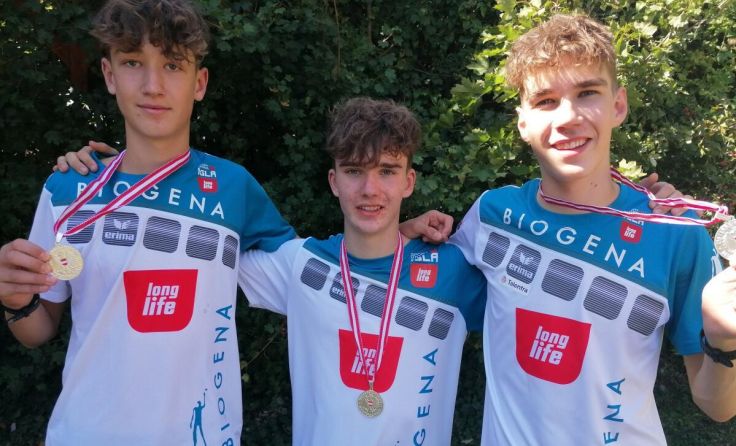 Die drei Nachwuchsathleten strahlten mit ihrer Silbermedaille um die Wette. (Foto: IGLA long life)