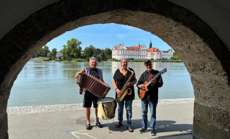 Das neue Musiktrio "Blue Skies" bei einer Probe an der Schärdinger Innlände (Foto: Franz Gruber)