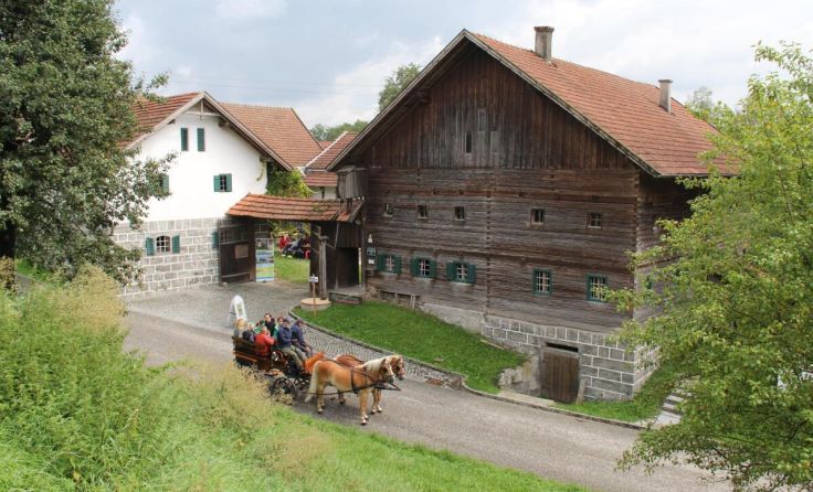 Am Brunnbauerhof gibt es einen kleinen aber feinen Flohmarkt. (Foto: Brunnbauerhof Andorf)