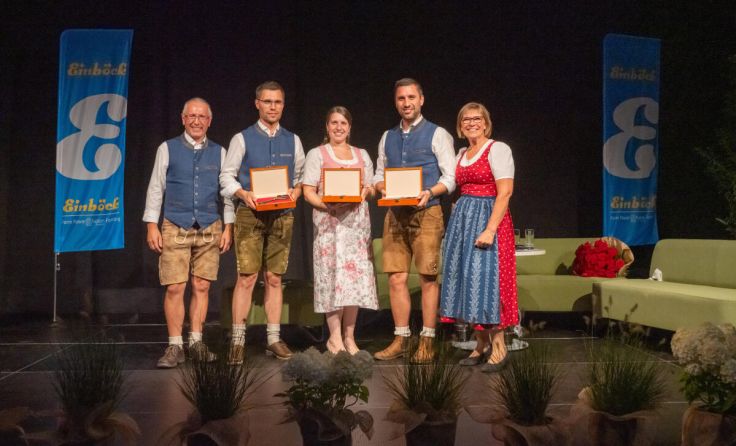 Symbolisch wurden die Betriebsschlüssel an die vierte Generation übergeben. (Foto: Murauer)