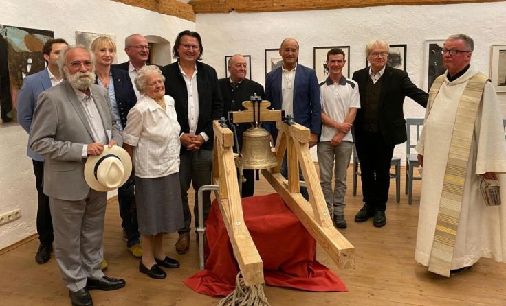 Die Spender und Ehrengäste mit der neuen 23 Kilo schweren Glocke (Foto: Privat)