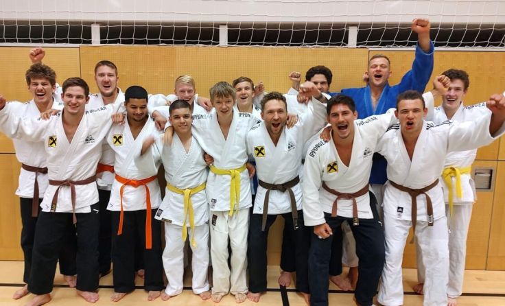 Die Judoka freuen sich über ihren jüngsten Sieg. (Foto: JV Ort)