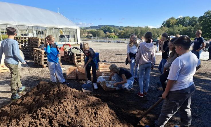 Die Schüler gingen das Pflanz-Projekt mit großer Begeisterung an. (Foto: MS Raab)