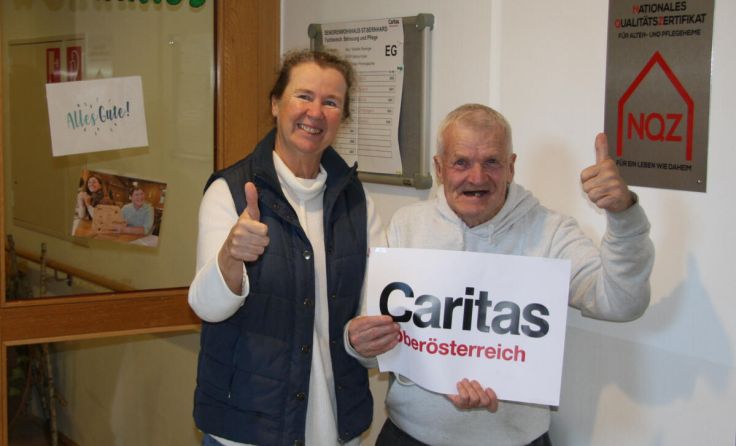 Seniorenwohnhaus-Leiterin Roswitha Reisinger mit Bewohner Anton (Foto: Caritas OÖ)