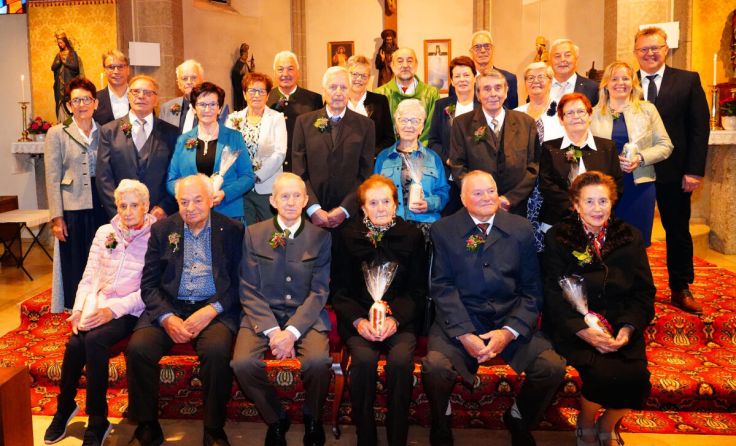 Die Jubelpaare des Jahres 2024 aus St. Aegidi (Foto: Ludwig Eichinger)