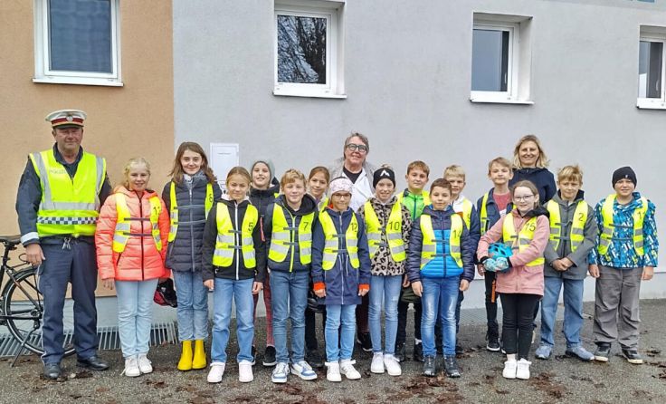 Die geprüften Radfahrer mit ihren neuen Sicherheitswesten (Foto: SPÖ)