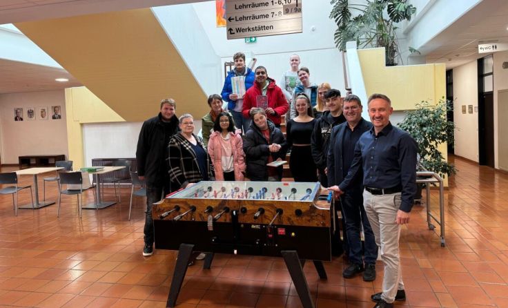 Die Freude über den neuen Tischkicker ist groß. (Foto: Berufsschule Schärding)