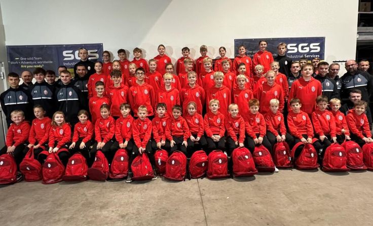 Die Nachwuchskicker erhielten neue Hoodies und Rucksäcke. (Foto: Union SGS Dorf)