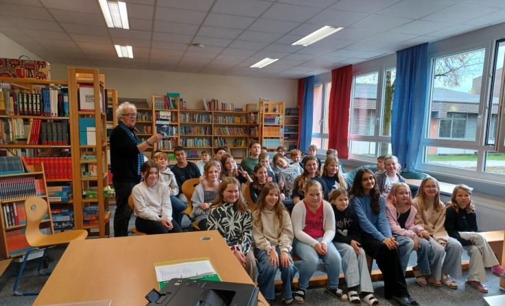 Autor Dirk Walbrecker (l.) begeisterte die Riedauer Schüler. (Foto: MS Riedau)