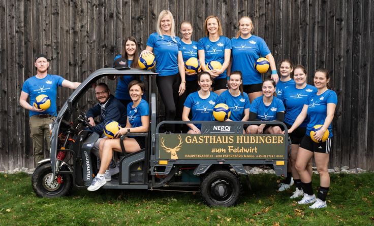 Die Damen des VCE in ihren neun Outfits mit Sponsor Philipp Hubinger (Foto: VCE)