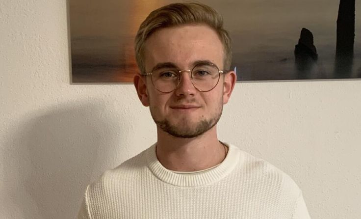 Jung-Autor Nils Starzengruber mit seinem Erstlingswerk (Foto: Privat)