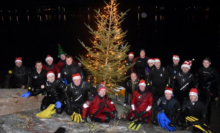 Die Schwimmer trotzten der Wassertemperatur von 4,9 Grad. (Foto: FF Schärding)