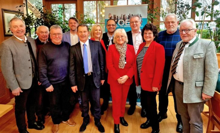 Der Vorstand des OÖ KOBV mit den Sozialberatern und Ehrengästen beim Jahresabschluss (Foto: KOBV)