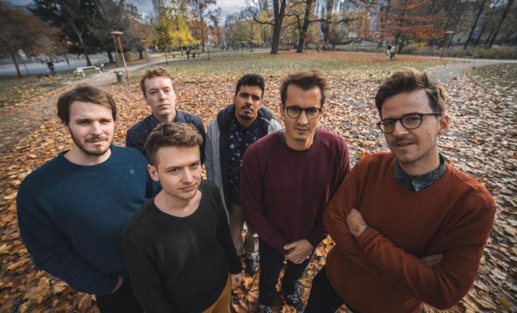 Daniel Holzleinter (2.v.l.) gründete das internationale Bandprojekt 2016. (Foto: Reithofer Media)