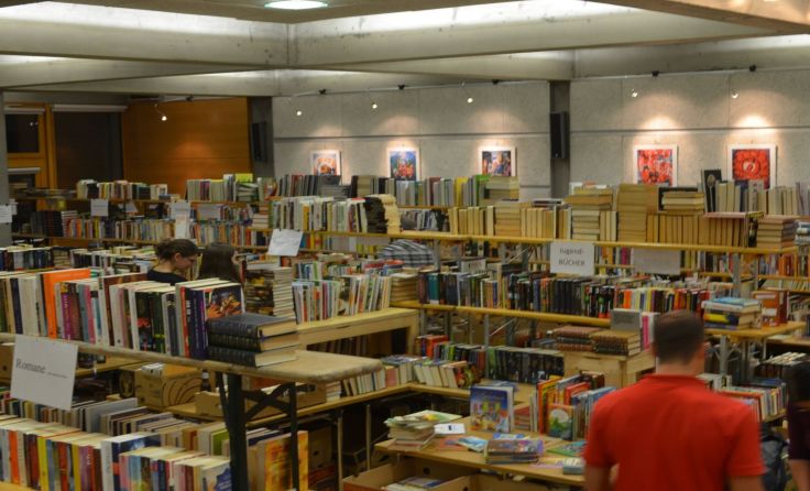 Helfer sortieren Bücher in 30 Kategorien ein.
