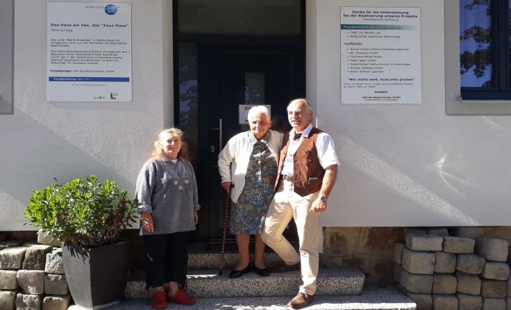 Waltrun Weißenbacher, Anna Nossek, Walter K. Nossek vor unserem "Zaus-Haus"
