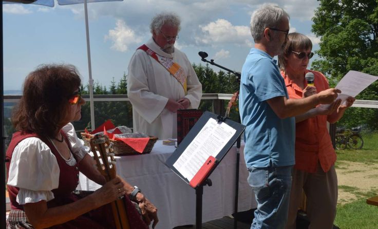 Diakon Walter Ortner, Angela Hofbauer an der Gitarre und das Ehepaar Reindl bei den Fürbitten