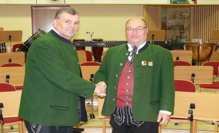 Wolfgang Daspersgruber (li.) übergibt an Franz Maier (re.)