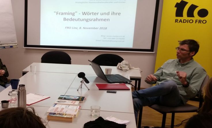 Axel Grunt hält einen Vortrag bei der Lehrredaktion über Framing