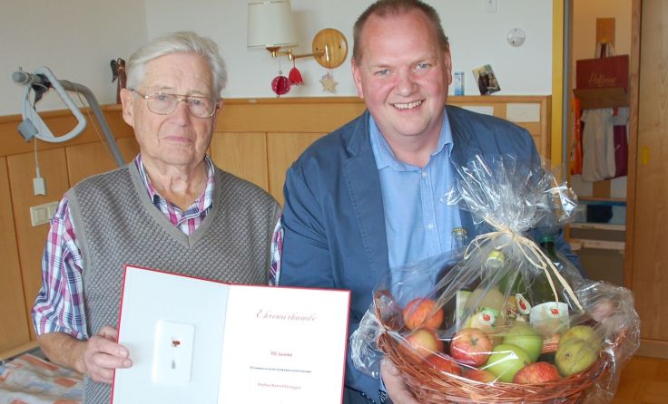 v.l.: Jubilar StefanRetschitzegger und GPA-djp Bezirksvorsitzender Bernhard RiedlerFoto: GPA-djp