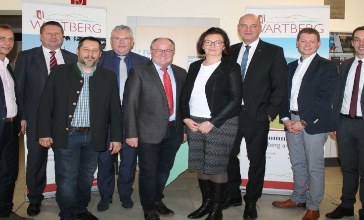 Bürgermeister Karlhuber (Mitte) lud Vertreter aus Wirtschaft und Politik ein. Foto: Ramaseder
