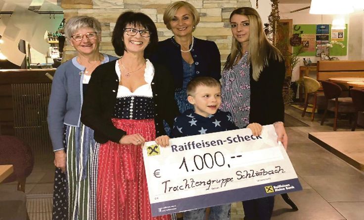 Regina, Resi und Christine überreichen Jannik die großzügige Spende. Foto: Michaela Riegler