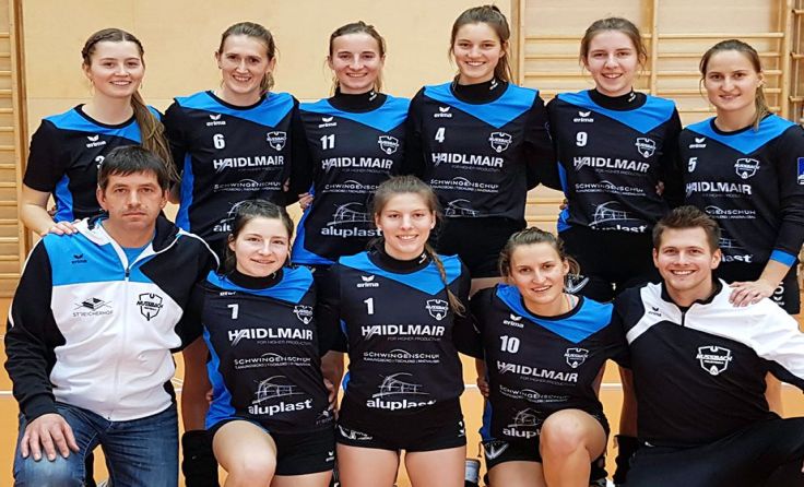 Die neuen Dressen wurden von den Faustballerinnen erfolgreich eingeweiht. Foto: Union Nußbach