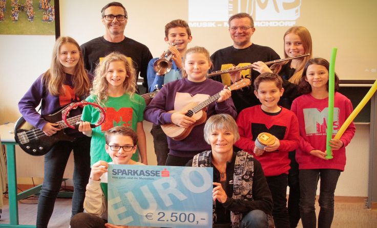 Schüler und Lehrer der MMS Kirchdorf übergeben die Spende an Irene Leidolt. Foto: Armin Ramsebner