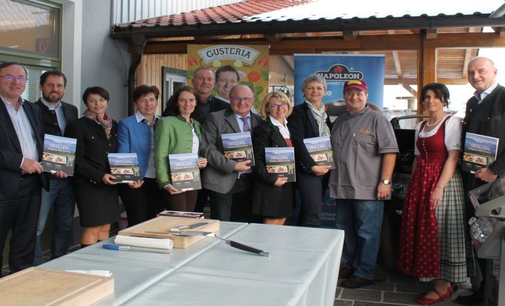 Grill-Vizeweltmeister Georg Mayr mit Ehrengästen bei der Buchpräsentation. Foto: Ramaseder
