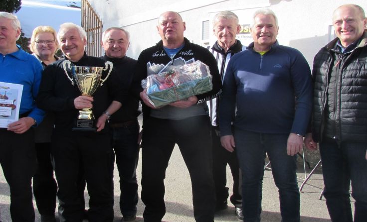 Die siegreiche Moarschaft aus Grünburg und Steinbach mit dem Pokal Foto: Hilde Baumgartner