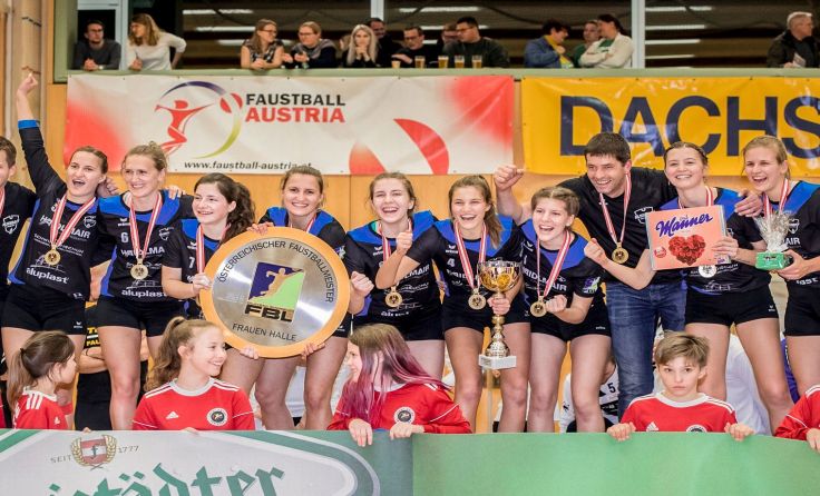 Die Nußbacherinnen jubeln über den wiedergewonnenen Meisterteller Foto: Erwin Pils