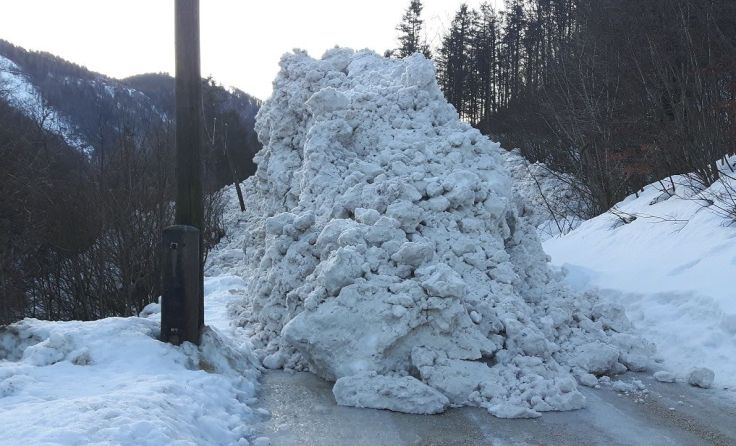Die Schneemassen versperren die Gemeindestraße in den Bodinggraben. Foto: Anton Hinterplattner