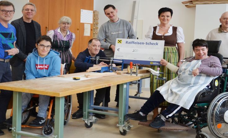 Die Freude über die Spende war sichtlich groß. Foto: Schön für besondere Menschen