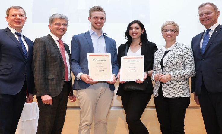 Armin Rabl (2.v.l.) mit Doris Hummer (2.v.r.) und LH Thomas Stelzer (r.) Foto: cityfoto