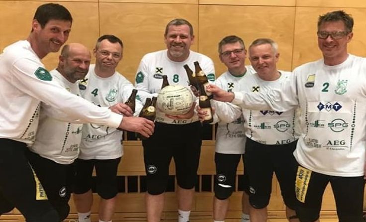Die "Oldies" feiern ihren errungenen Titel. Foto: privat