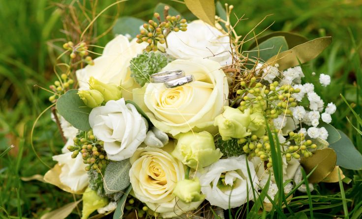 Ein winterlicher Brautstrauß: locker und natürlich mit viel Liebe zum Detail Foto: Foto Fritz
