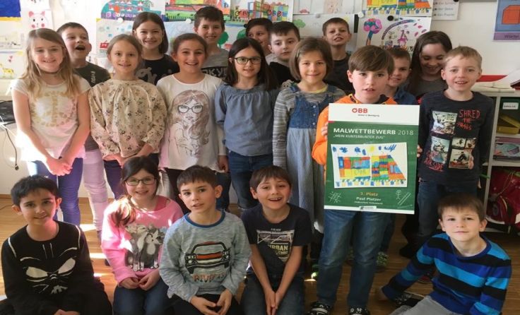 Der drittplatzierte Paul mit seinen Klassenkollegen der Volksschule Pettenbach Foto: VS Pettenbach