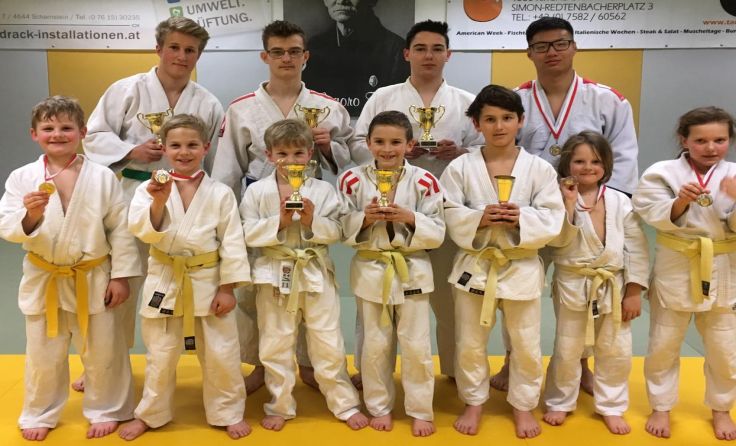 Stolz werden die Medaillen präsentiert Foto: Judoverein Micheldorf